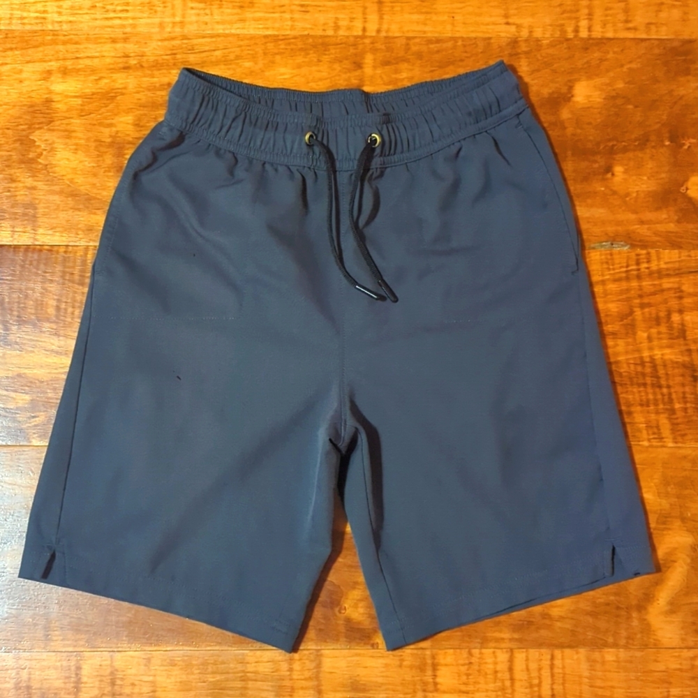🖐🏽 Michael Strahan dark grey shorts